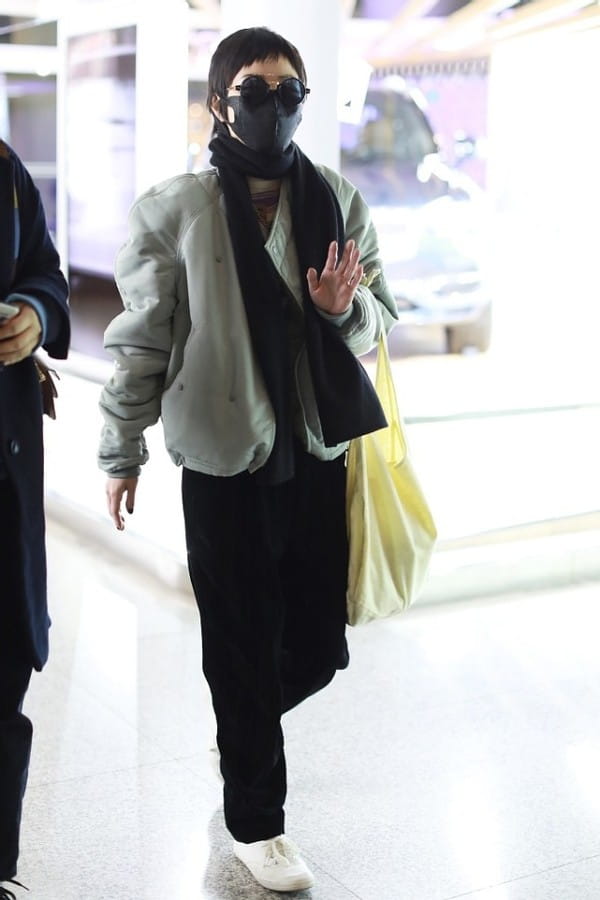 郭采潔私下穿得真低調，但氣質一般人比不上，帆布袋背出了大牌風  第2張