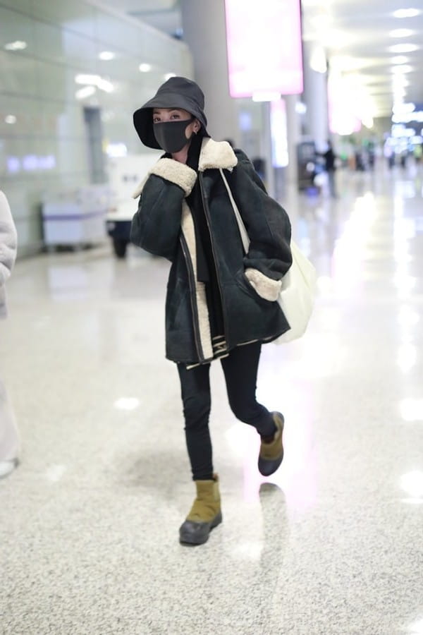 郭采潔私下穿得真低調，但氣質一般人比不上，帆布袋背出了大牌風  第5張