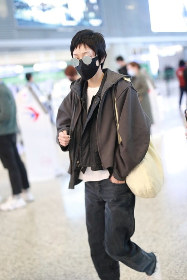 郭采潔私下穿得真低調，但氣質一般人比不上，帆布袋背出了大牌風  第4張