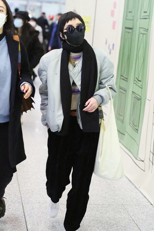 郭采潔私下穿得真低調，但氣質一般人比不上，帆布袋背出了大牌風  第7張