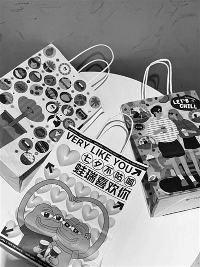 年輕人喜歡拎著紙袋“壓馬路” 第1張 年輕人喜歡拎著紙袋“壓馬路” 第1張