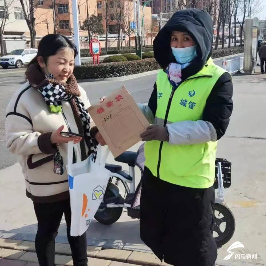 泰安“數(shù)字城管”路邊撿到含重要資料手提袋  成功尋到失主獲點(diǎn)贊 第1張