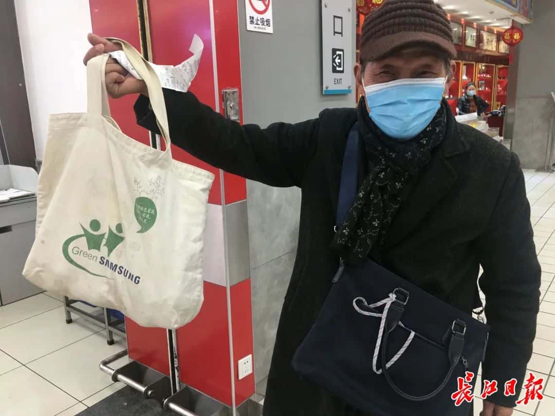 小推車、無紡布袋……在商超，過半顧客自帶購物裝備  第3張