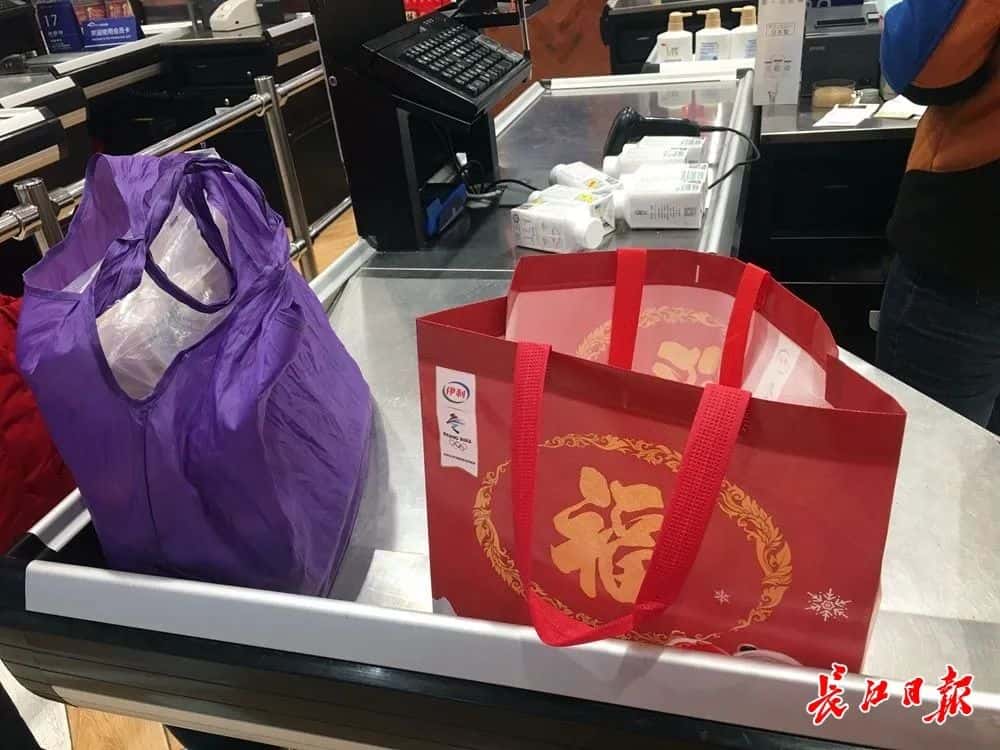 小推車、無紡布袋……在商超，過半顧客自帶購物裝備