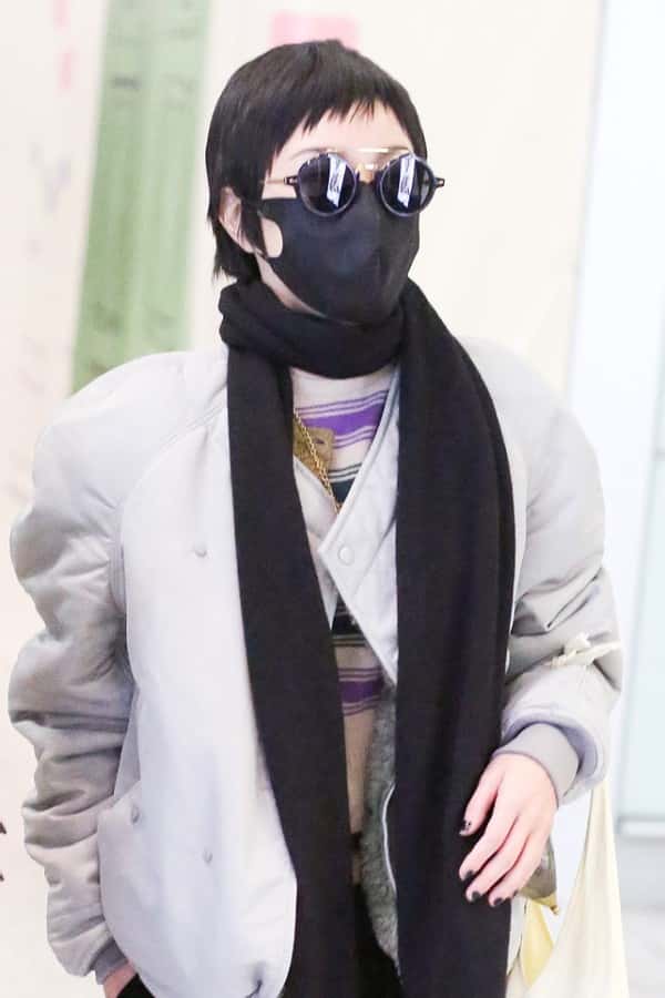 郭采潔私下穿得真低調，但氣質一般人比不上，帆布袋背出了大牌風  第1張