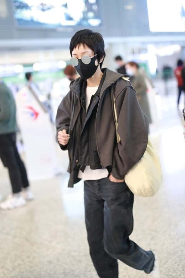 郭采潔私下穿得真低調，但氣質一般人比不上，帆布袋背出了大牌風  第4張