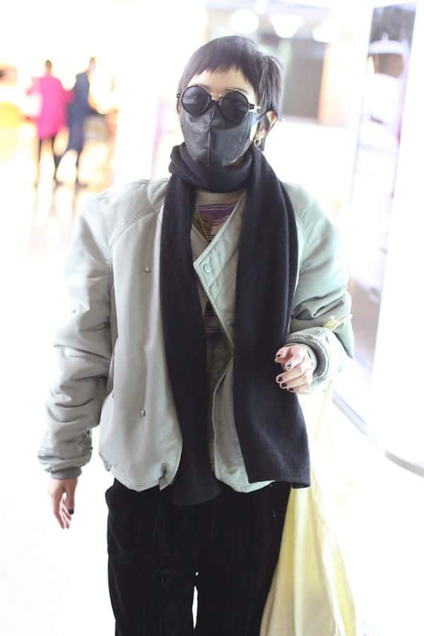 郭采潔私下穿得真低調，但氣質一般人比不上，帆布袋背出了大牌風  第3張