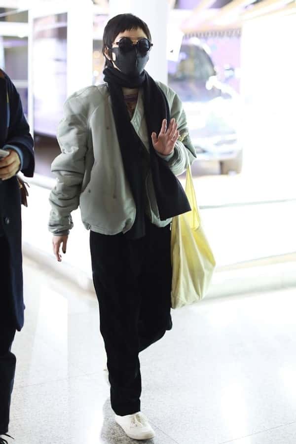 郭采潔私下穿得真低調，但氣質一般人比不上，帆布袋背出了大牌風  第2張