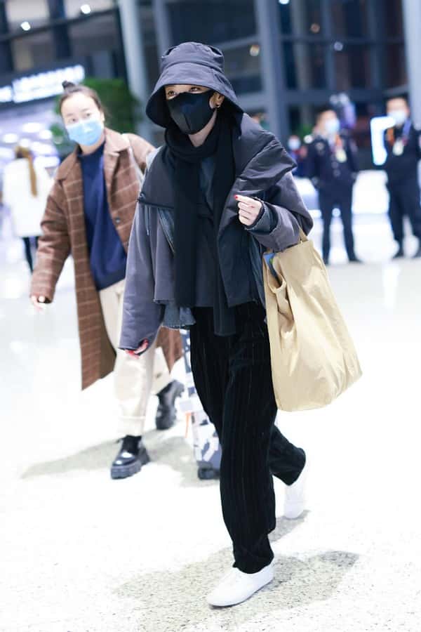 郭采潔私下穿得真低調，但氣質一般人比不上，帆布袋背出了大牌風  第6張