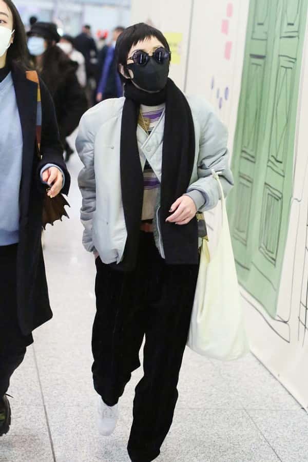 郭采潔私下穿得真低調，但氣質一般人比不上，帆布袋背出了大牌風  第7張