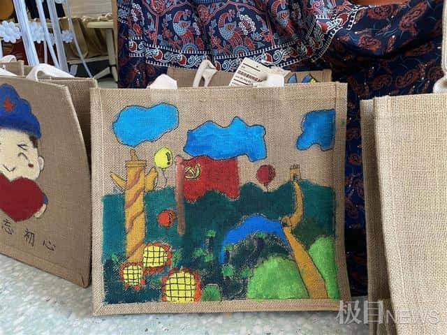 大提琴演奏、手繪帆布袋，這所小學慶祝教師節(jié)創(chuàng)意多  第3張