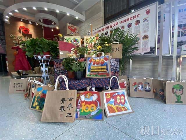 大提琴演奏、手繪帆布袋，這所小學慶祝教師節(jié)創(chuàng)意多  第2張